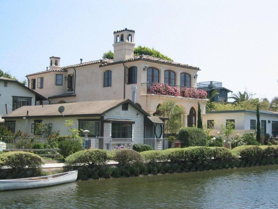 Elegant Mediterranean Waterfront Los Ángeles